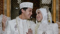 7 Gaya Arbani Yasiz Resmi Nikahi Raissa Ramadhani, Romantis Pamer Cincin