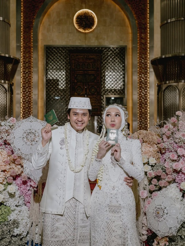 Arbani Yasiz resmi menikahi Raissa Ramadhani dalam prosesi akad nikah yang berlangsung khidmat di Masjid Istiqlal Jakarta, Sabtu (9/8/2025). Foto: Instagram