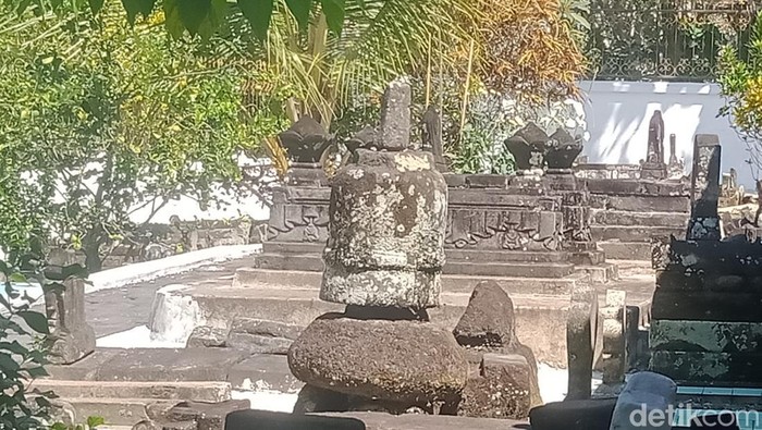 Batu sisa stupa di kompleks makam Ki Ageng Gribig Jatinom Klaten. Foto diunggah Sabtu (9/8/2025).