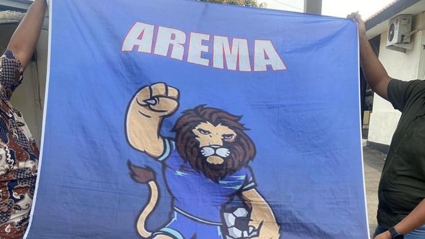 Bendera Arema yang dicopot AA