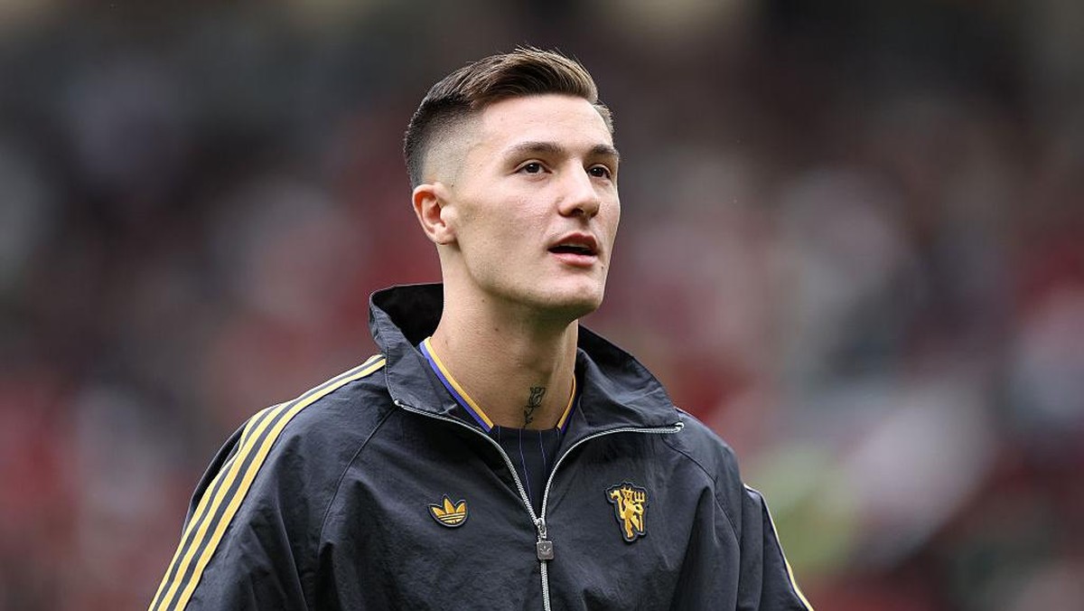 Benjamin Sesko saat diperkenalkan sebagai pemain baru MU pekan lalu. Foto: Getty Images/Matt McNulty
