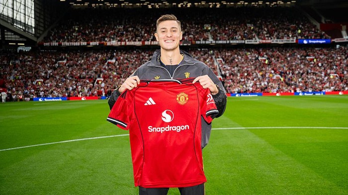 MANCHESTER, ENGLAND - AUGUST 9:   New Manchester United signing Benjamin Sesko poses with a team shirt prior to the pre-season friendly match between Manchester United and ACF Fiorentina at Old Trafford on August 9, 2025 in Manchester, England. (Photo by Ash Donelon/Manchester United via Getty Images)