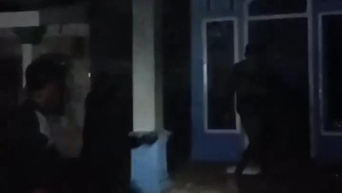 Rumah ODGJ pelaku pembunuhan bocah 7 tahun Dusun Areng-areng, Desa Sambisirah, Kecamatan Wonorejo, Kabupaten Pasuruan dirusak warga
