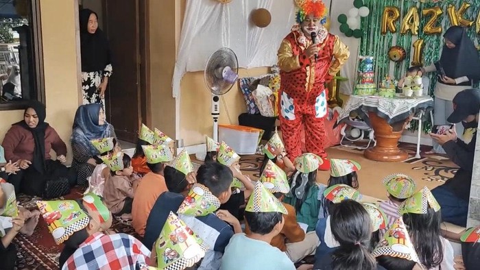Bripka Rian saat bekerja jadi badut