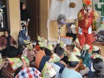 Cerita Bripka Rian Nyambi Jadi Badut Hibur Anak-anak Selepas Dinas