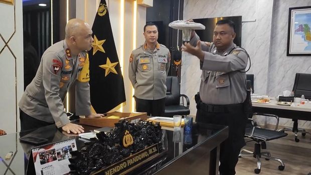 Bripka Rian saat menunjukan keahlian di depan Kapolda Babel Irjen Hendro