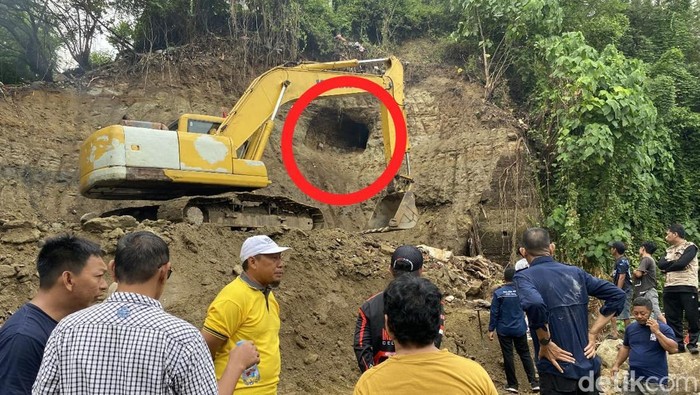 Warga di Kota Parepare, Sulawesi Selatan (Sulsel), menemukan bunker saat menggali bukit menggunakan ekskavator. Bunker tersebut diduga merupakan fasilitas pertahanan Jepang saat perang dunia kedua.