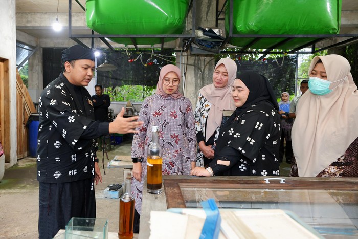 Bupati Banyuwangi, Ipuk Fiestiandani melakukan kegiatan Bupati Ngantor di Desa (Bunga Desa) di Desa Tegalharjo, Glenmore, Jumat (7/8).