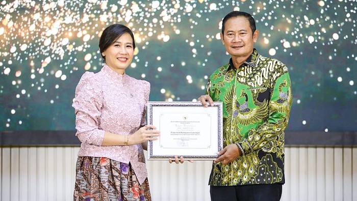 Bupati Lamongan Yuhronur Efendi saat menerima penghargaan Kabupaten Layak Anak (KLA) predikat Nindya tahun 2025