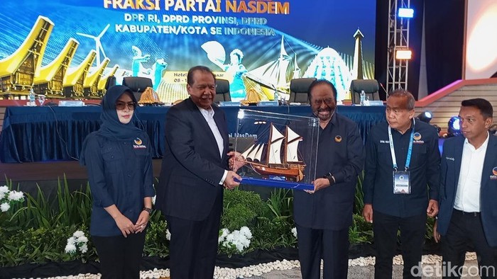 Chairul Tanjung menerima cinderamata dari Ketum NasDem Surya Paloh, saat Rakernas I Partai NasDem, di Kota Makassar, Sabtu (9/8/2025).