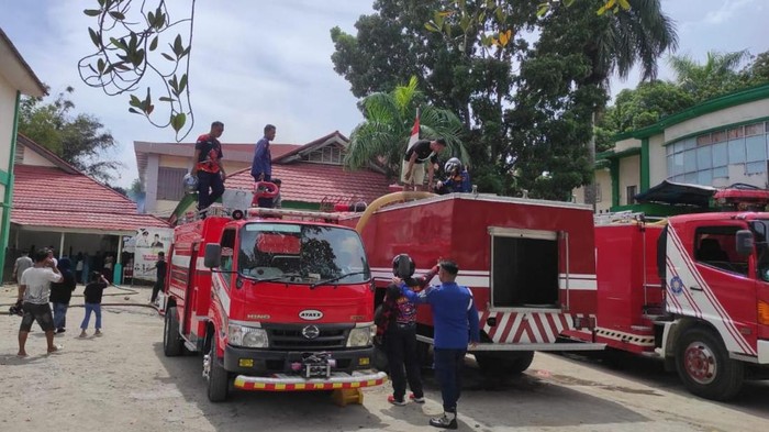 Personel Dinas Pemadam Kebakaran (Damkar) Kabupaten Gorontalo.