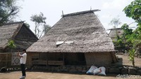 Desa Beleq berada di Desa Gumantar, Kecamatan Kayangan, Kabupaten Lombok Utara, NTB. Dalam keterangan di papan nama di depan kompleks desa budaya itu disebutkan bahwa beleg berasal dari bahasa Sasak yang berarti besar. Desa Beleq danggap sebagai desa adat Suku Sasak yang paling tua dan menjadi pelopor desa di kawasan Lombok Utara. Konon desa ini sudah ada sebelum Gunung Samalas, induk Gunung Rinjani, yang meletus pada 1257. (Femi Diah/detikcom)