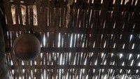 benda bulat yang digantung di dinding rumah itua dalah kulit labu kering yang digunakan untuk menimba air. (Femi Diah/detikcom)