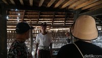 Suasana di dalam rumah adat Desa Beleq. Rumah ini dibangun dengan penopang utama kayu balok dan dinding bambu. Tidak ada listrik di desa ini, penerangan menggunakan jojor lilit atau jarak dan kapas. (Femi Diah/detikcom)