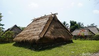 Banunan sentral Desa Beleq. Hanya bangunan ini yang menghadap selatan, bangunan lain di desa ini menghadap ke timur atau ke barat. Tidak semua orang bisa masuk rumah ini, hanya mereka yang memiliki jabatan khusus atau ditugaskan secara khusus. (Femi Diah/detikcom)