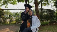Postingan ini mendapatkan ucapan selamat dari sahabat dan netizen. Mereka turut bangga atas pencapaian Desy Ratnasari. Congrats des, semoga manfaat ilmunya, tutur Alya Rohali. Bangga, beber Caren Delano. Congrats perempuan juarakkk sukses, papar Mayangsari. Foto: dok instagram Desy Ratnasari
