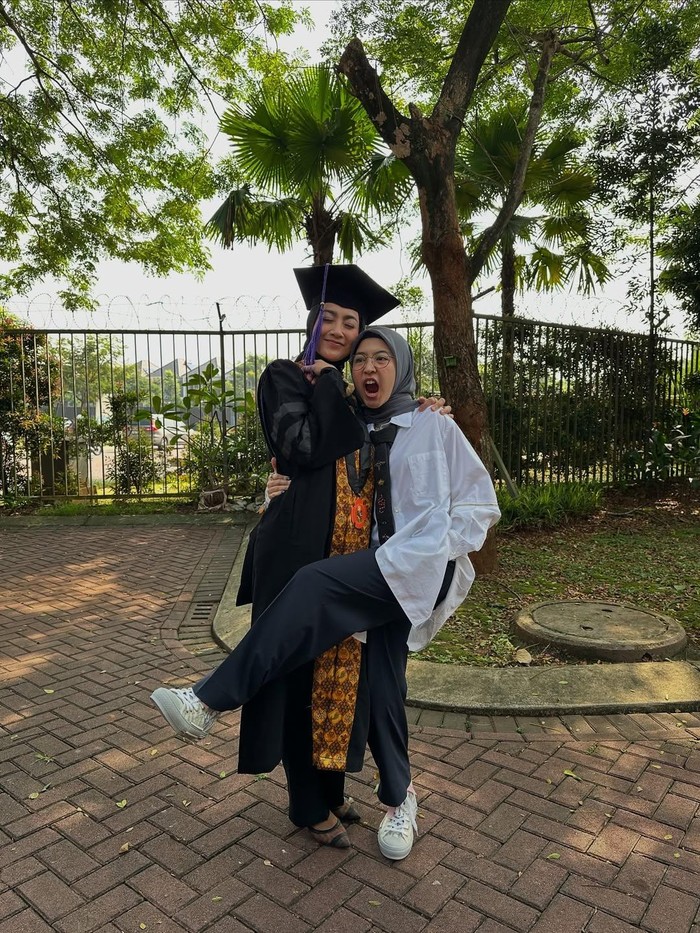 Desy Ratnasari lulus S3 Desy Ratnasari lulus S3