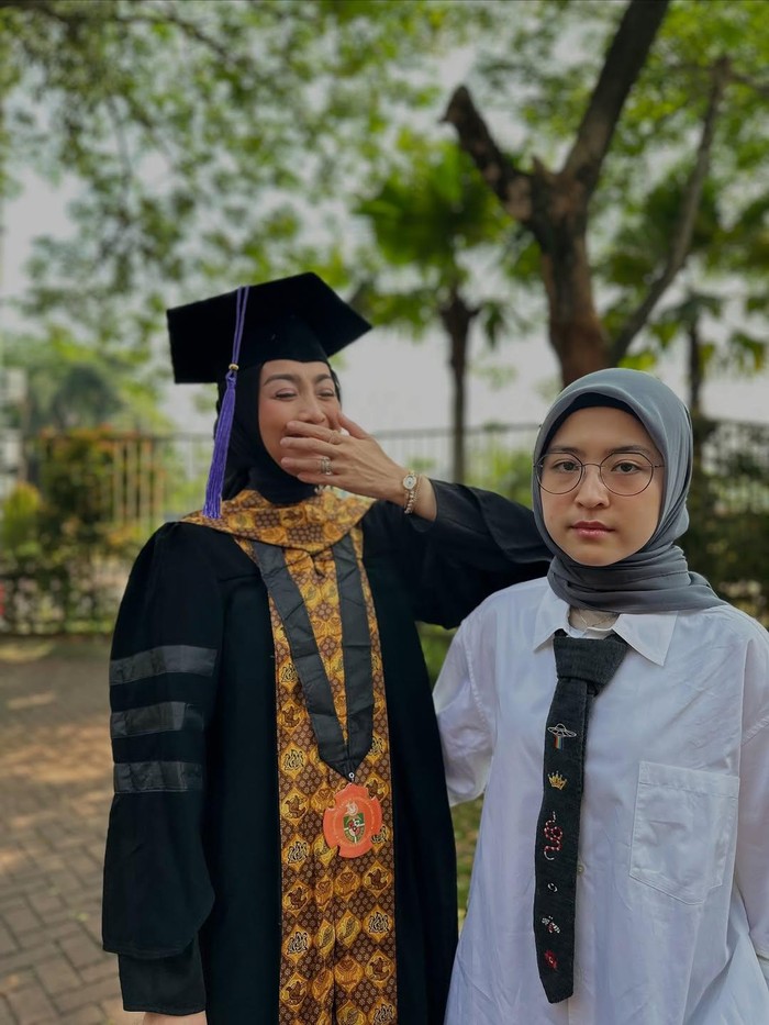 Desy Ratnasari lulus S3 Desy Ratnasari lulus S3