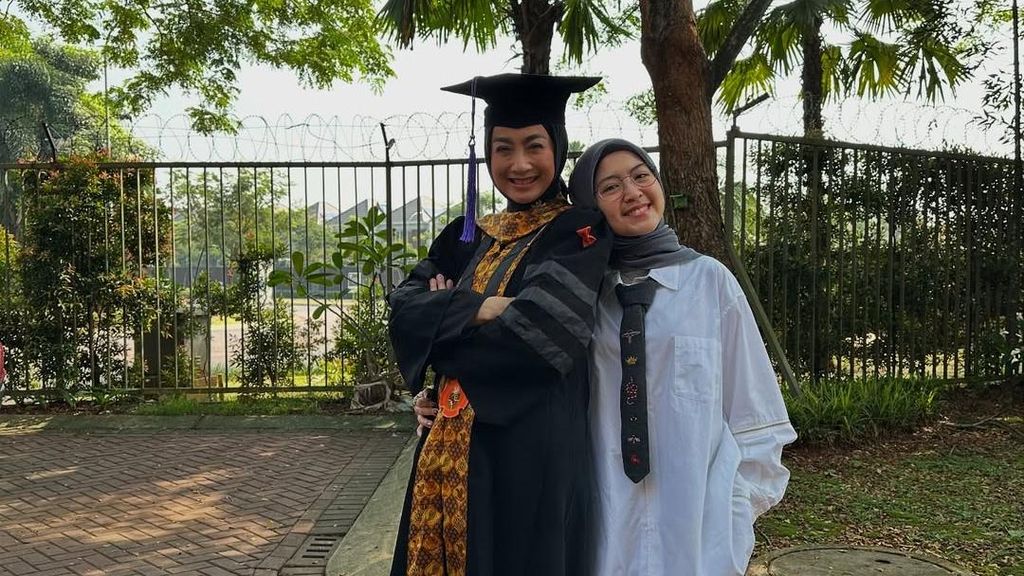 Potret Desy Ratnasari Semringah Lulus S3 di Usia 52 Tahun