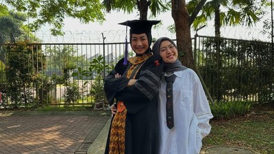 Potret Desy Ratnasari Semringah Lulus S3 di Usia 52 Tahun