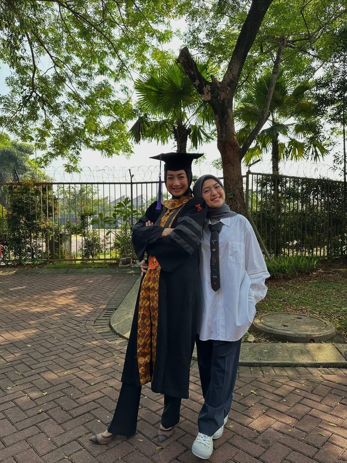 Desy Ratnasari lulus S3