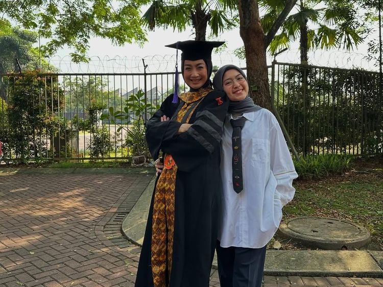 Potret Desy Ratnasari Semringah Lulus S3 di Usia 52 Tahun