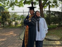 Potret Desy Ratnasari Semringah Lulus S3 di Usia 52 Tahun