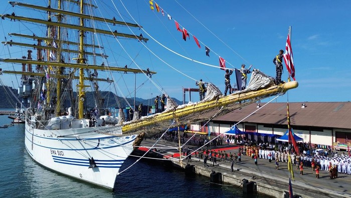 KRI Bima Suci tiba di Pelabuhan Teluk Bayur Padang, Sumatera Barat, Sabtu (9/8/2025). Kedatangan kapal layar latih itu untuk melanjutkan kegiatan praktek pelayaran Kartika Jala Krida (KJK) 2025 Taruna Akademi TNI AL (AAL) Angkatan ke-72 yang diikuti peserta ASEAN Plus Cadet Sail (APCS) berasal dari 21 negara sahabat.  ANTARA FOTO/Iggoy el Fitra