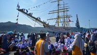 Kedatangan KRI Bima Suci kali ini merupakan bagian dari pelayaran Kartika Jala Krida (KJK) 2025 yang diikuti Taruna Akademi TNI Angkatan Laut (AAL) Angkatan ke-72. Uniknya, pelayaran ini juga membawa misi persahabatan lewat kehadiran peserta ASEAN Plus Cadet Sail (APCS) yang melibatkan taruna dari 21 negara sahabat. ANTARA FOTO/Iggoy el Fitra