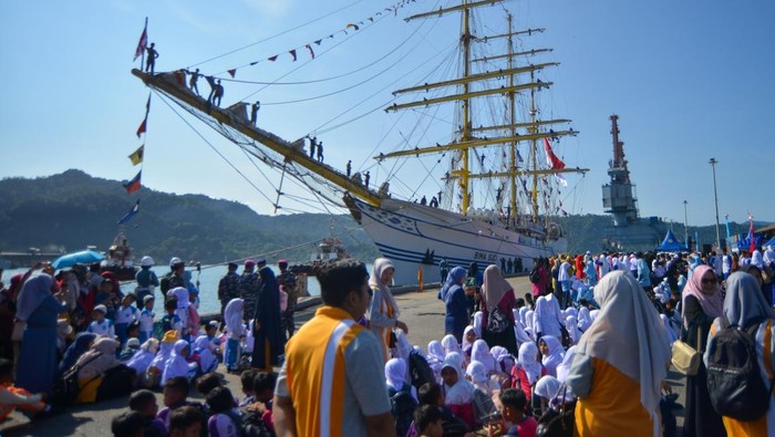 KRI Bima Suci tiba di Pelabuhan Teluk Bayur Padang, Sumatera Barat, Sabtu (9/8/2025). Kedatangan kapal layar latih itu untuk melanjutkan kegiatan praktek pelayaran Kartika Jala Krida (KJK) 2025 Taruna Akademi TNI AL (AAL) Angkatan ke-72 yang diikuti peserta ASEAN Plus Cadet Sail (APCS) berasal dari 21 negara sahabat. ANTARA FOTO/Iggoy el Fitra