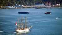 Selain menjadi ajang latihan pelayaran, kunjungan ini diharapkan mempererat hubungan Indonesia dengan negara-negara sahabat, sekaligus mengenalkan kekayaan budaya maritim Nusantara kepada dunia. ANTARA FOTO/Iggoy el Fitra