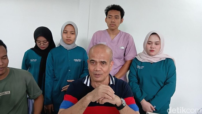 Dokter Forensik Indra Nasution menyebut pria yang ditemukan tewas di bengkel Palembang mengalami 2 luka tembak senapan angin.