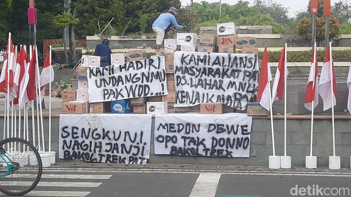 Penampakan donasi untuk Masyarakat Pati Bersatu menggunung di depan kantor Bupati Pati, Sabtu (9/8/2025).
