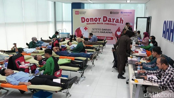 Donor Darah Sambut HUT ke-80 RI, Targetkan 200 Kantong Peringatan HUT ke-80 RI disambut donor darah untuk yang membutuhkan. Ditargetkan terkumpul 200 kantor darah untuk disalurkan ke PMI.