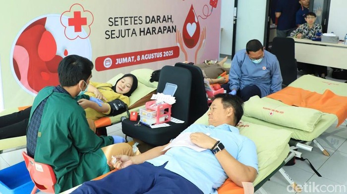 Peringatan HUT ke-80 RI disambut donor darah untuk yang membutuhkan. Ditargetkan terkumpul 200 kantor darah untuk disalurkan ke PMI.