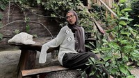 Kalau ini momen Feby ketika berada di sebuah kafe yang berlokasi di Bandung. Kafe itu terkenal asri dan memiliki nuansa seperti Ghibli. Foto: Instagram/@fbyputrinc