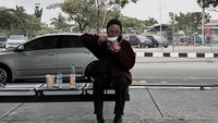 Potret sederhana Feby saat menikmati mie instan cup juga tampak estetik. Ia menikmatinya di sebuah rest area tol. Foto: Instagram/@fbyputrinc