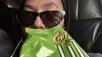 Momen Feby sedang menikmati camilan juga sempat dibagikan. Ia menikmati keripik saat perjalanan ke sebuah kota di mana Feby akan manggung. Foto: Instagram/@fbyputrinc