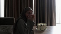 Ini momen Feby merayakan ulang tahunnya di rumah. Ia berpose dengan seloyang kue berhiaskan pita hitam pada Februari 2025 lalu. Foto: Instagram/@fbyputrinc