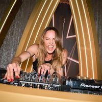 Mel C menjaga kebugaran tubuhnya dengan rutin berolahraga. Ia pun tetap aktif dengan melakoni profesinya sebagai penyanyi dan DJ. (Foto: Instagram/@melaniec)