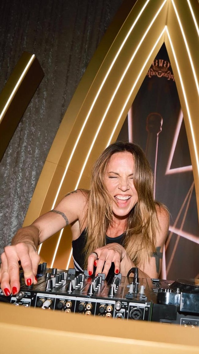 Mel C menjaga kebugaran tubuhnya dengan rutin berolahraga. Ia pun tetap aktif dengan melakoni profesinya sebagai penyanyi dan DJ. (Foto: Instagram/@melaniec)