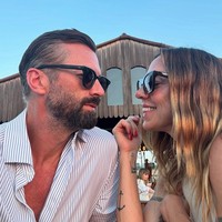 Foto-foto lain menunjukkan momen romantis dengan kekasih barunya, model asal Australia, Chris Dingwall, saat mereka berdua menikmati hari di atas kapal pesiar dan berenang bersama teman-temannya. (Foto: Instagram/@melaniec)