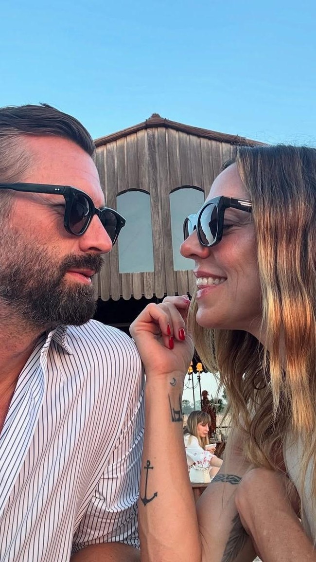Foto-foto lain menunjukkan momen romantis dengan kekasih barunya, model asal Australia, Chris Dingwall, saat mereka berdua menikmati hari di atas kapal pesiar dan berenang bersama teman-temannya. (Foto: Instagram/@melaniec)