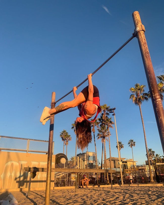 Selain latihan fisik di gym, ibu satu anak itu juga melakukan bermacam-macam olahraga. Di antaranya hiking sejauh 20 km. (Foto: Instagram/@melaniec)