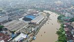 Gotong Royong di Atas Perahu, Warga Bersihkan Sungai Karang Mumus dari Sampah