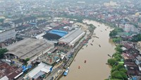 Gerakan bersih sungai ini digagas Dinas Lingkungan Hidup (DLH) Kota Samarinda bersama berbagai elemen masyarakat. Tak hanya menjadi aksi membersihkan sampah, kegiatan ini juga menjadi ajang mempererat tali persaudaraan dan menumbuhkan kesadaran bahwa sungai bukan sekadar aliran air, melainkan ruang publik yang harus dijaga bersama. ANTARA FOTO/M Risyal Hidayat