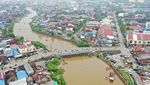 Gotong Royong di Atas Perahu, Warga Bersihkan Sungai Karang Mumus dari Sampah
