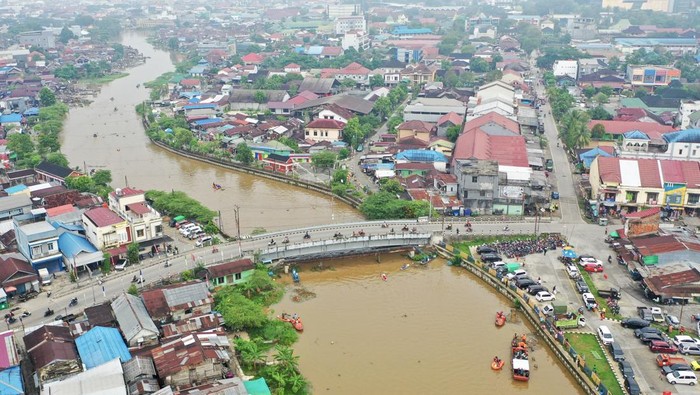 Gotong Royong di Atas Perahu, Warga Bersihkan Sungai Karang Mumus dari Sampah Warga bersiap di atas perahunya untuk membersihkan sampah di aliran Sungai Karang Mumus, Samarinda, Kalimantan Timur, Sabtu (9/8/2025). Dinas Lingkungan Hidup (DLH) Kota Samarinda bersama berbagai elemen masyarakat melaksanakan gerakan bersih sungai sebagai upaya meningkatkan kesadaran masyarakat terkait pemeliharaan dan fungsi sungai sebagai ruang publik guna menjaga kebersihan dan kelestariannya. ANTARA FOTO/M Risyal Hidayat