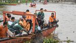 Gotong Royong di Atas Perahu, Warga Bersihkan Sungai Karang Mumus dari Sampah