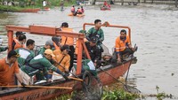 Puluhan warga tampak bersiap di atas perahu, lengkap dengan jaring dan karung, untuk memunguti sampah yang mengapung. Dengan wajah bersemangat, mereka mengayuh perlahan, menyisir tepian sungai yang menjadi nadi kehidupan Kota Samarinda. ANTARA FOTO/M Risyal Hidayat